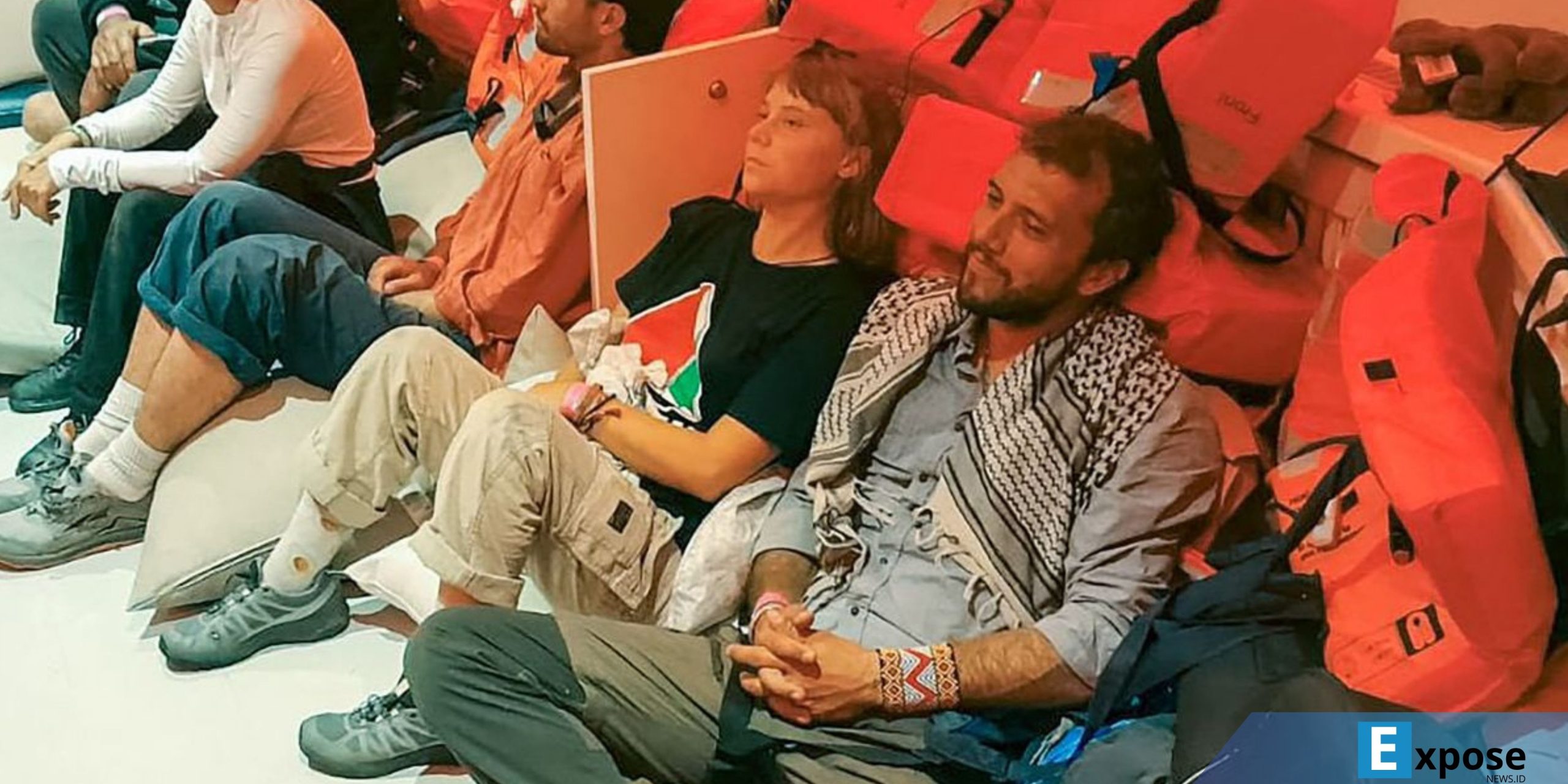 Foto yang dirilis Kementerian Luar Negeri Israel ini menunjukkan aktivis iklim Swedia Greta Thunberg (tengah) dan aktivis Brasil Thiago Avila (kanan), bersama aktivis lainnya, setelah Angkatan Laut Israel mencegat armada Global Sumud Flotilla yang membawa bantuan kemanusiaan ke Gaza