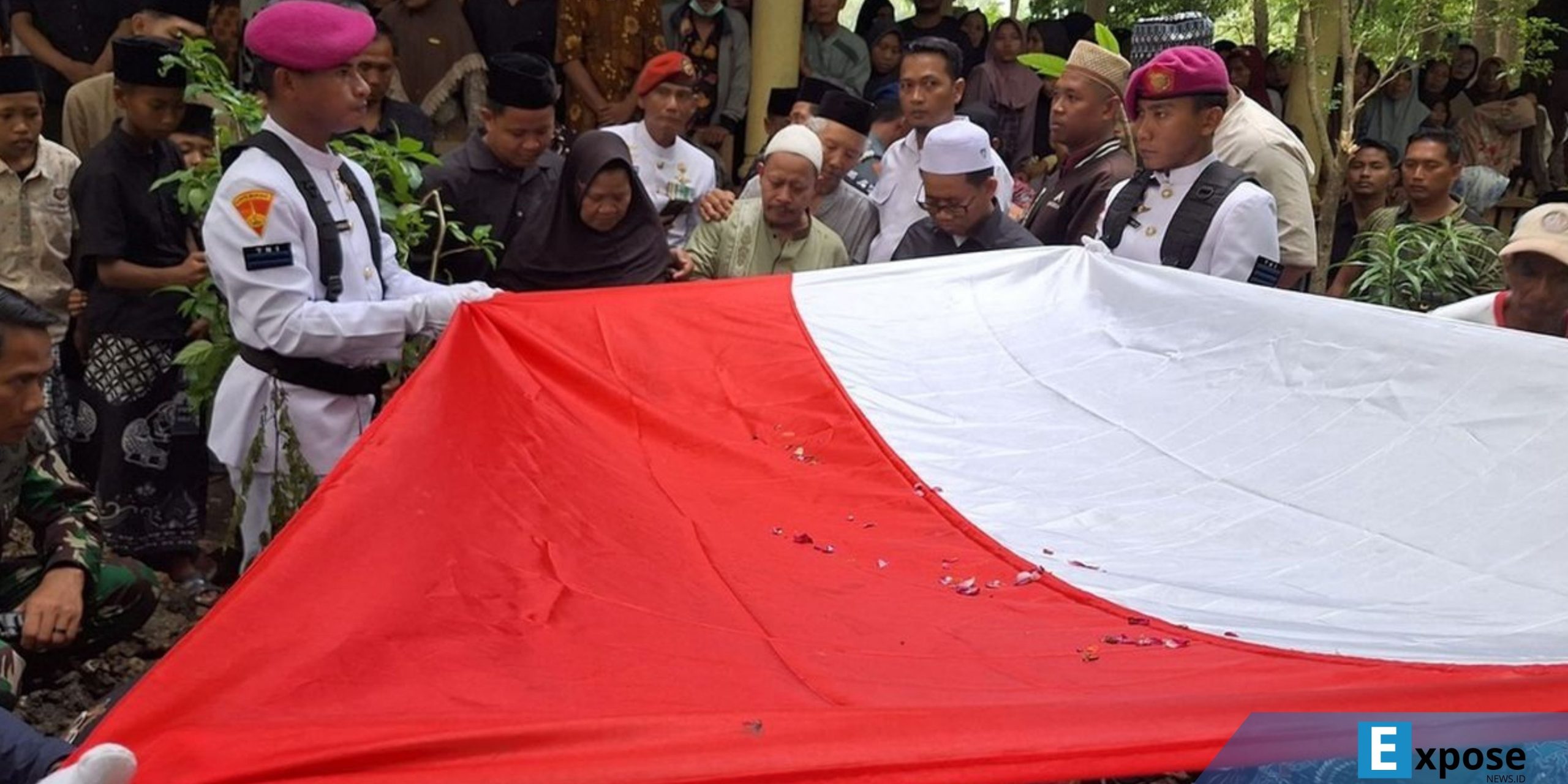 Praka (Mar) Zaenal Mutaqim, prajurit TNI AL dari Detasemen Intai Para Amfibi 1 (Den Ipam 1) Korps Marinir, gugur usai mengalami kecelakaan dalam Presidential Inspection di Perairan Teluk, Jakarta pada Kamis (2/10/2025).