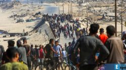 Warga Gaza berkumpul di Nuseirat, Jalur Gaza tengah, pada 10 Oktober 2025.