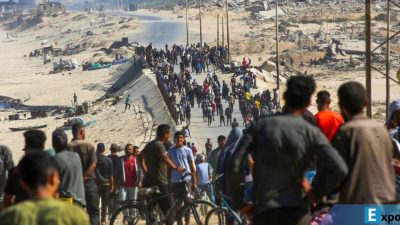Warga Gaza berkumpul di Nuseirat, Jalur Gaza tengah, pada 10 Oktober 2025.