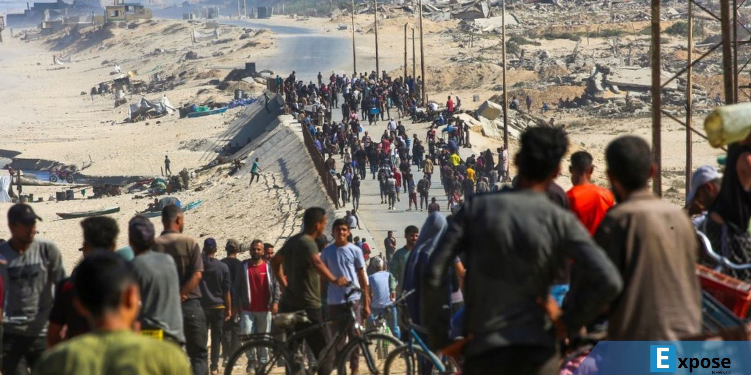 Warga Gaza berkumpul di Nuseirat, Jalur Gaza tengah, pada 10 Oktober 2025.