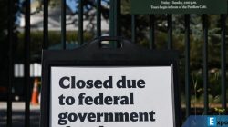 Papan yang menandakan lokasi tutup karena Amerika Serikat mengalami government shutdown atau penghentian kegiatan pemerintah federal, terpampang di Galeri Seni Nasional, Washington DC, 6 Oktober 2025.