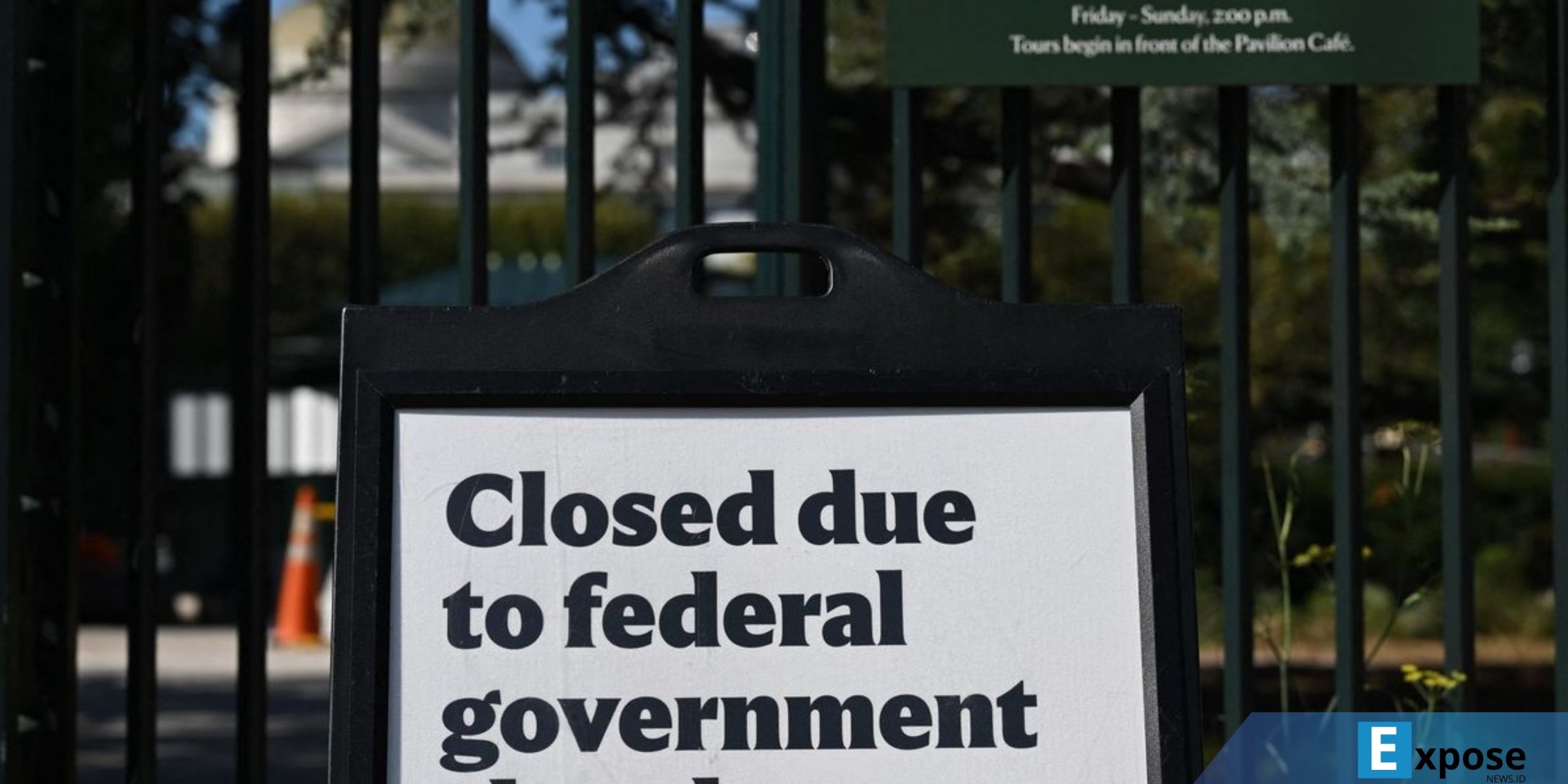 Papan yang menandakan lokasi tutup karena Amerika Serikat mengalami government shutdown atau penghentian kegiatan pemerintah federal, terpampang di Galeri Seni Nasional, Washington DC, 6 Oktober 2025.