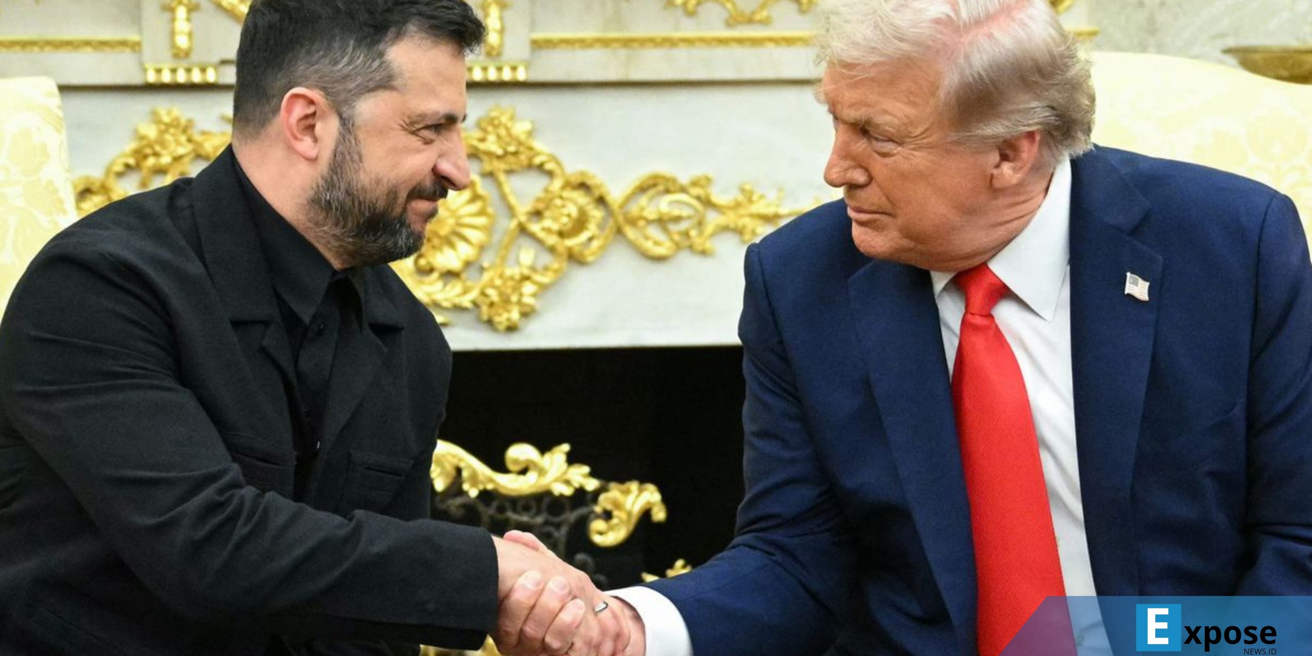 Presiden Ukraina Volodymyr Zelensky dan Presiden AS Donald Trump berjabat tangan