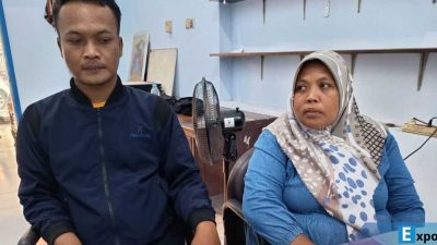 Nur Hayati (kanan), istri dari buruh bangunan asal Dusun Kejombon, Desa Dapurkejambon, Kecamatan Jombang, Kabupaten Jombang, Jawa Timur, didampingi kerabatnya