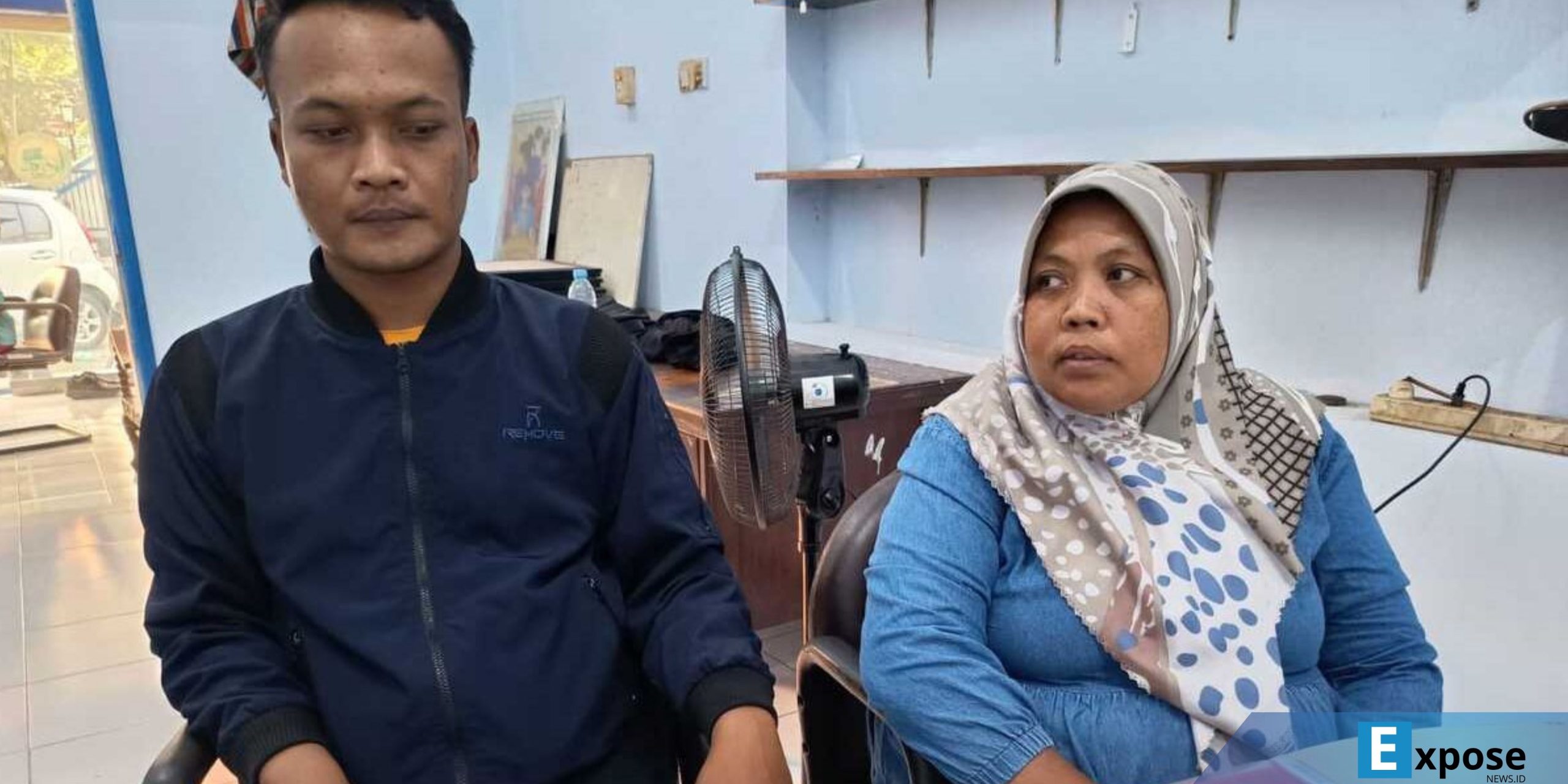Nur Hayati (kanan), istri dari buruh bangunan asal Dusun Kejombon, Desa Dapurkejambon, Kecamatan Jombang, Kabupaten Jombang, Jawa Timur, didampingi kerabatnya