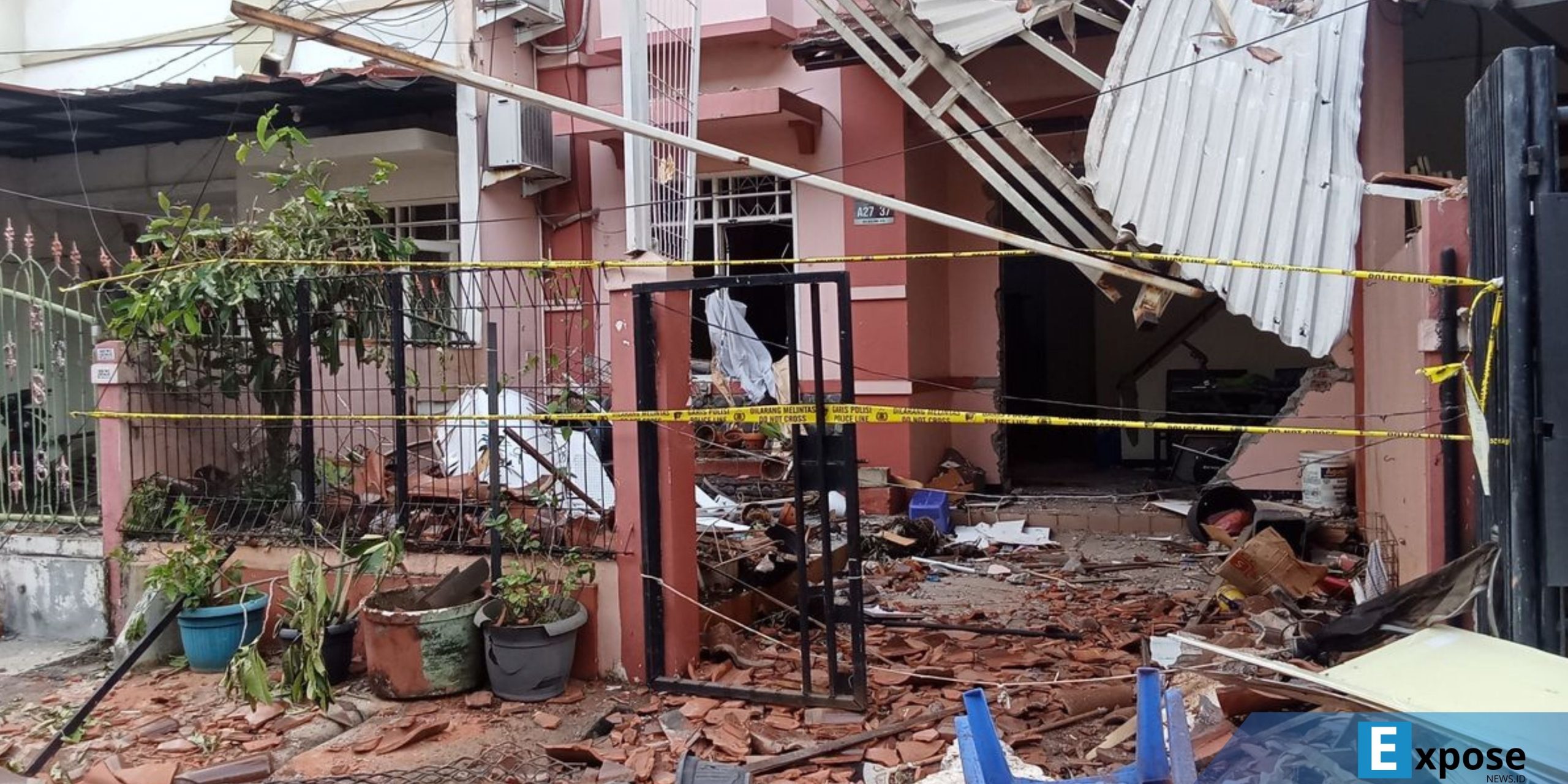 Kondisi rumah yang mengalami ledakan akibat kebocoran gas di kawasan Taman Palem Lestari, Cengkareng, Jakarta Barat,