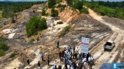 Satuan Tugas Penanggulangan Aktivitas Ilegal IKN memasang plang larangan di bekas tambang ilegal, tepatnya di Bukit Tengkorak, Taman Hutan Raya Bukit Soeharto, Kutai Kartanegara, Rabu (