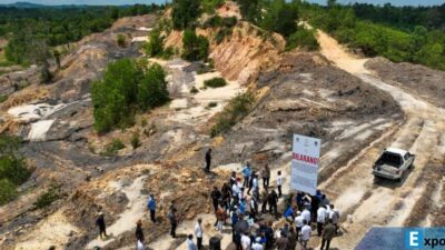 Satuan Tugas Penanggulangan Aktivitas Ilegal IKN memasang plang larangan di bekas tambang ilegal, tepatnya di Bukit Tengkorak, Taman Hutan Raya Bukit Soeharto, Kutai Kartanegara, Rabu (