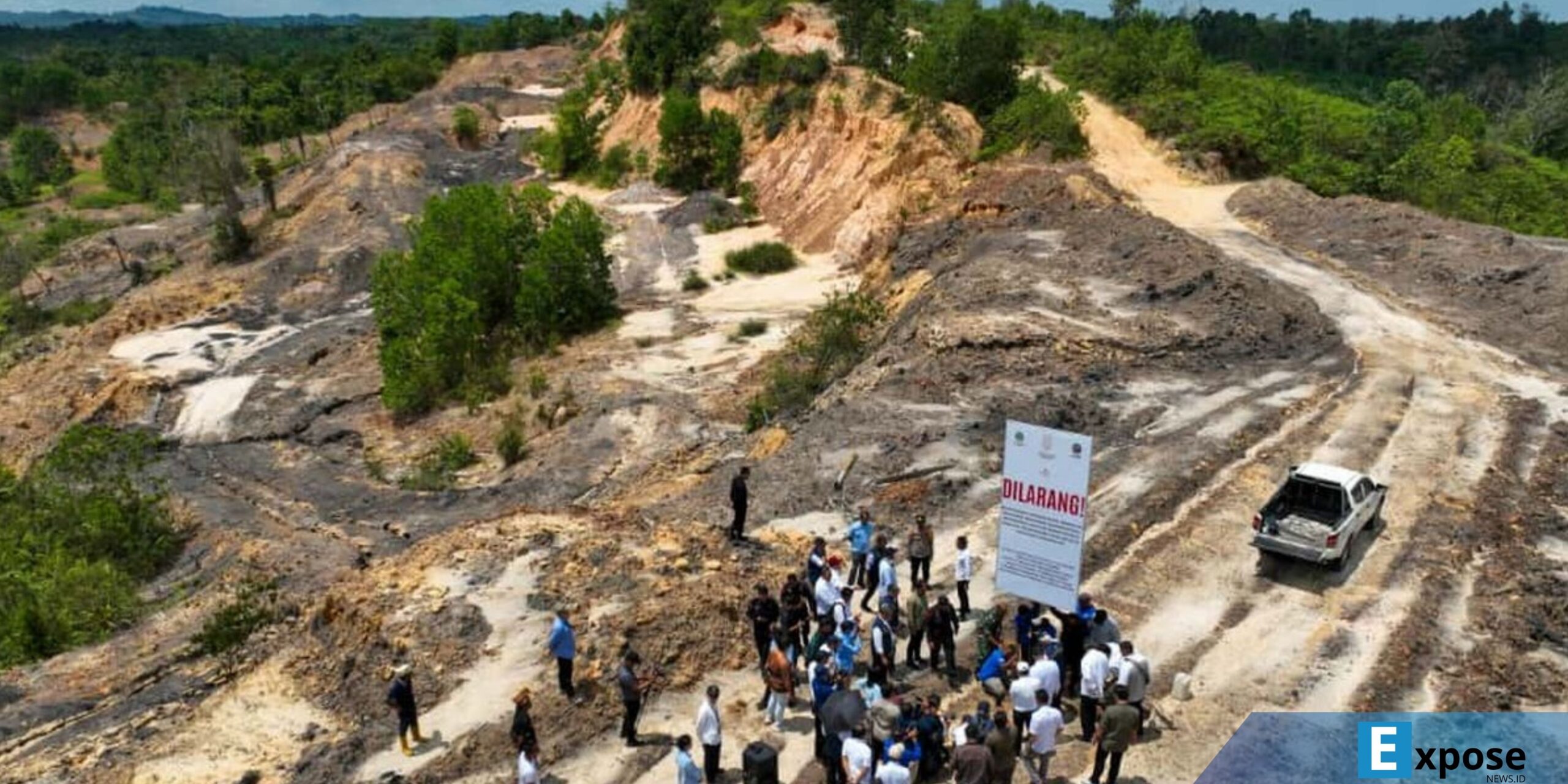 Satuan Tugas Penanggulangan Aktivitas Ilegal IKN memasang plang larangan di bekas tambang ilegal, tepatnya di Bukit Tengkorak, Taman Hutan Raya Bukit Soeharto, Kutai Kartanegara, Rabu (