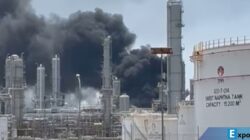 Kebakaran yang terjadi di kawasan Kilang PT Trans Pacific Petrochemical Indotama (TPPI) Tuban yang menimbulkan ledakan keras dan asap tebal hingga membuat warga sekitar lokasi kejadian panik berlarian mengungsi ke tempat aman,