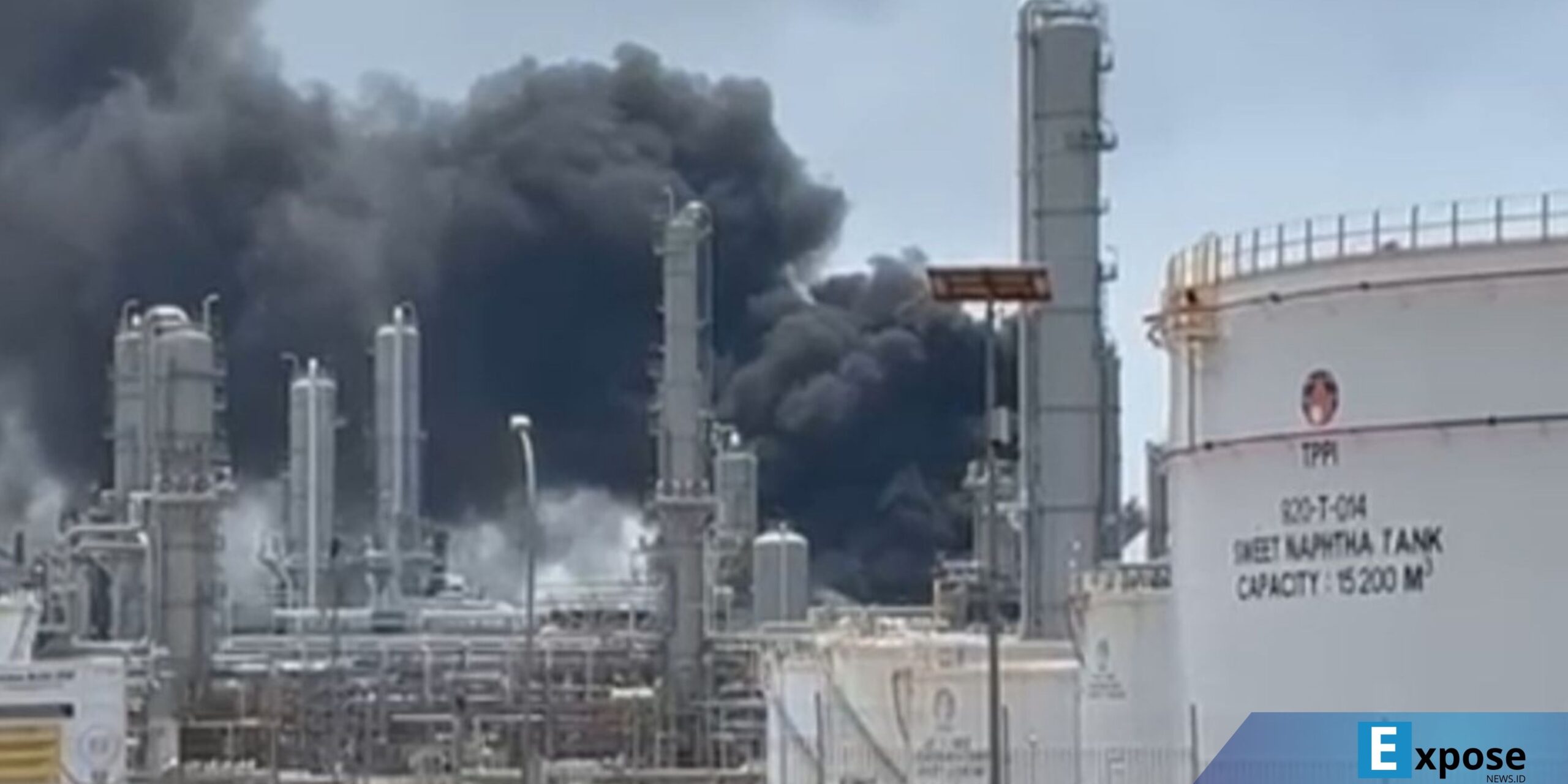 Kebakaran yang terjadi di kawasan Kilang PT Trans Pacific Petrochemical Indotama (TPPI) Tuban yang menimbulkan ledakan keras dan asap tebal hingga membuat warga sekitar lokasi kejadian panik berlarian mengungsi ke tempat aman,