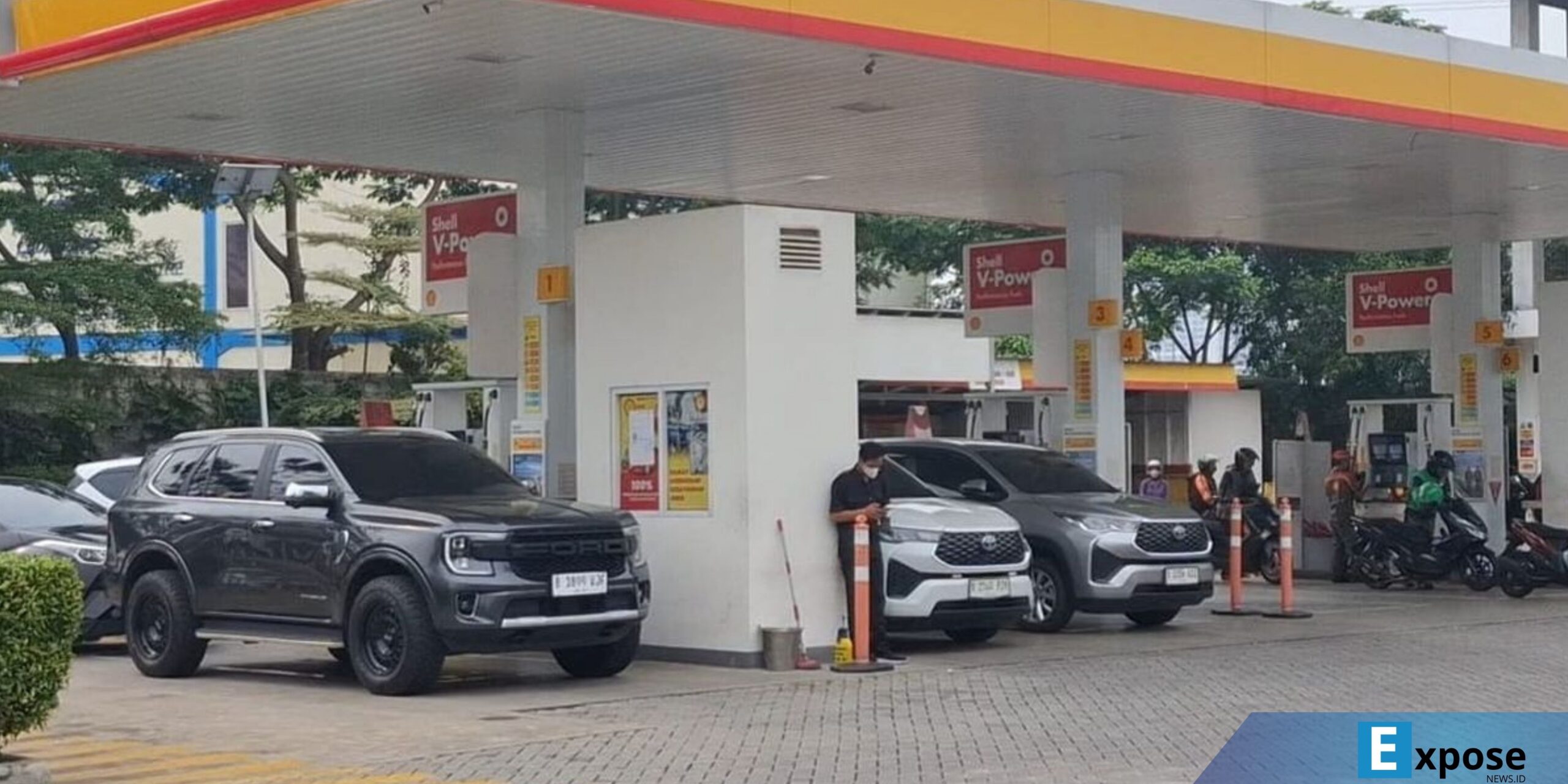 Situasi di SPBU Shell Jalan Meruya Utara, Kembangan, Jakarta Barat yang masih memiliki stok BBM jenis bensin