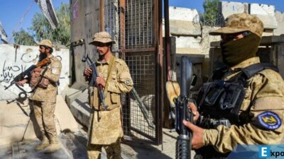 Personel keamanan Taliban berjaga di dekat gerbang perbatasan antara Afghanistan dan Pakistan di distrik Spin Boldak, provinsi Kandahar