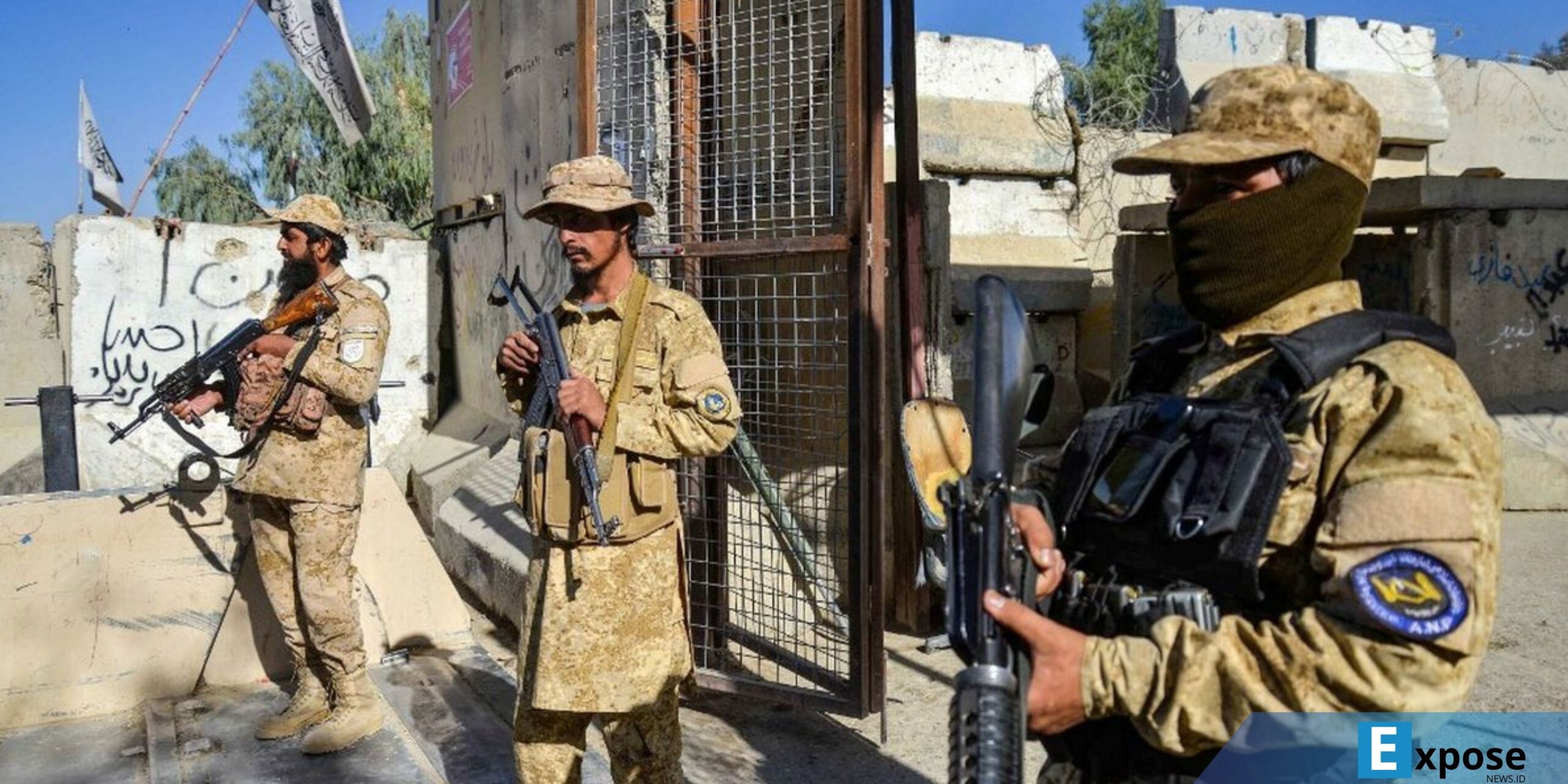 Personel keamanan Taliban berjaga di dekat gerbang perbatasan antara Afghanistan dan Pakistan di distrik Spin Boldak, provinsi Kandahar