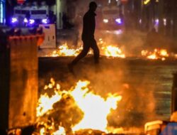 Ricuh di Irlandia, Massa Bentrok dengan Aparat dan Bakar Kendaraan Dinas
