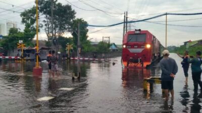 Banjir Rendam Rel Semarang, PT KAI Lakukan Pengalihan Massal Kereta ke Jalur Selatan