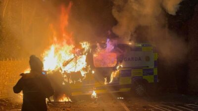 Ricuh di Irlandia, Massa Bentrok dengan Aparat dan Bakar Kendaraan Dinas