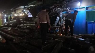 Truk Bermuatan Kayu Rem Blong, Terjang Rumah dan Motor di Lumajang, 1 Tewas
