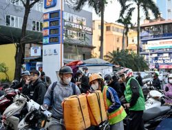Solar Vietnam Tembus Rp 25.400 per Liter, Truk Berhenti Jalan, Warga Mulai Gowes Sepeda