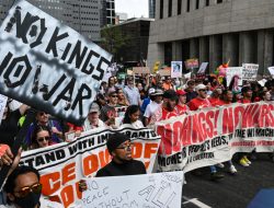 Aksi “No Kings” Tersebar di 3.000 Titik Se-AS, Bentrokan Pecah di Luar Gedung Federal LA