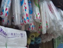 Kenaikan Harga Bahan Baku Plastik Guncang Pasar Kayuagung, Omzet UMKM Tergerus
