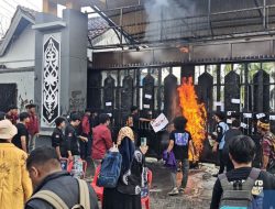 Penundaan Hak Angket Memicu Kemarahan Massa, Ban Bekas Dibakar di Depan DPRD Kaltim