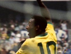 Jersey Bersejarah Pele di Final Piala Dunia 1958 Terjual Rp 88 Miliar, Cetak Rekor Baru